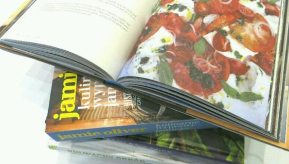 Zdjęcie przedstawia książki na których, w kuchni, inspiruje się autorka bloga a tavola!