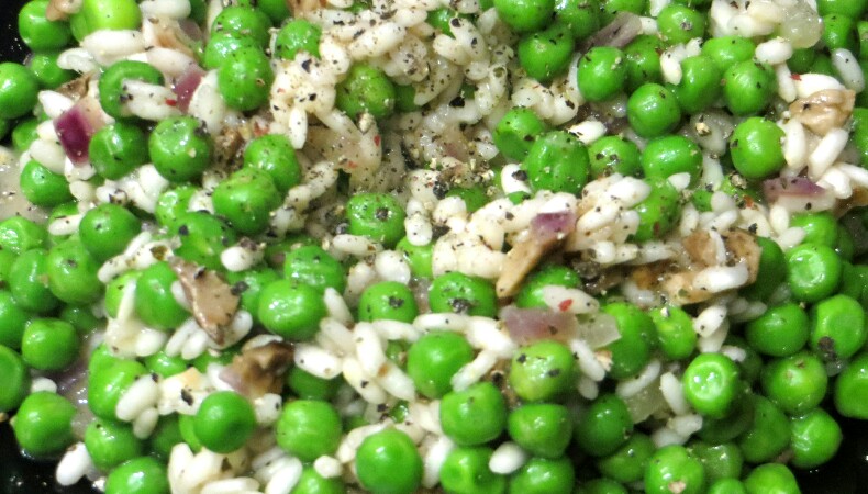 Kremowe risotto z groszkiem, grzybami o maślano pieprznym aromacie
