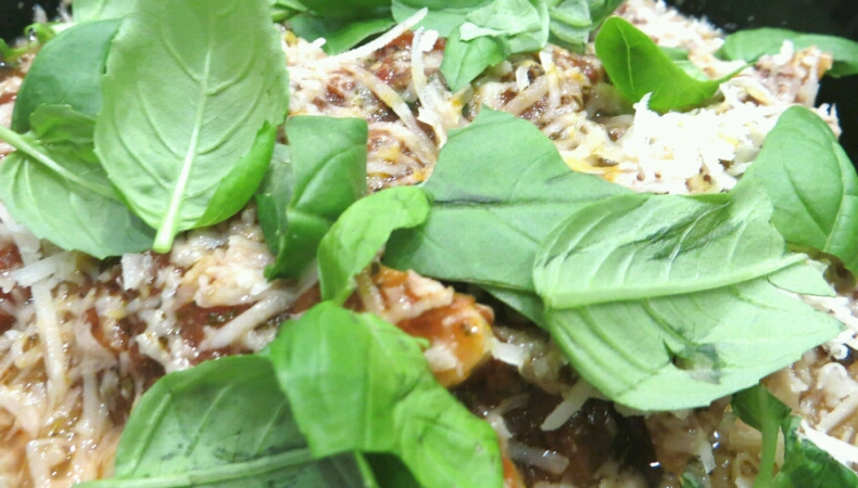 Makaron penne z pomidorami i bazylią posypane serem grana padano