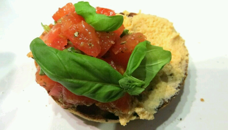 Bruschetta podana z pomidorkami i kremem z owoców morza