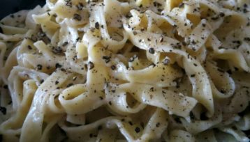 Cacio e pepe czyli makaron z serem i pieprzem danie rzymskie
