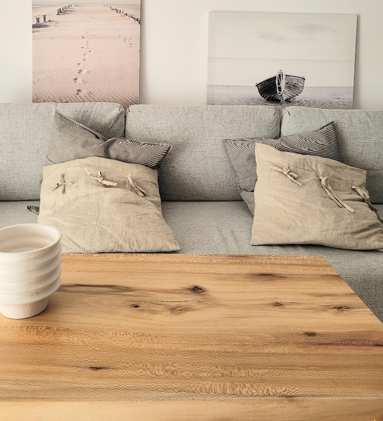 Skandynawskie wnętrza, stolik z drewna platan
