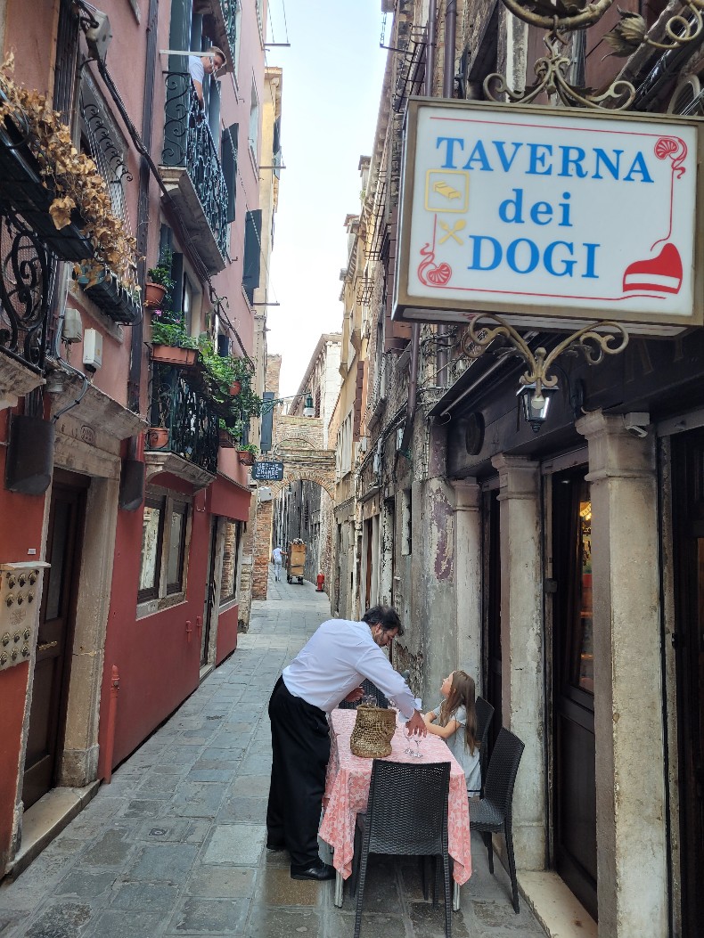 Wenecja-apartamenty-w-centrum-san-marco-blog-recenzja-a-tavola-hotel-ca-dei-dogi-Stefano-Masserini Zachwycająca Wenecja! pełna słońca, ryb, kolorów i statków. Hotel Ca'dei Dogi