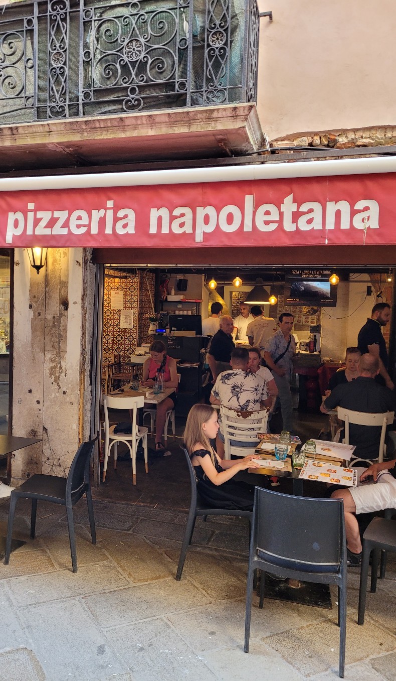 Wenecja-dove-mangiare-pizzeria-san-marco-blog-recenzja-a-tavola-rossopomodoro gdzie w Wenecji zjeść pizzę? w dzielnicy San Marco w pizzerii neapolitańskiej